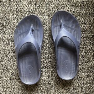 Women’s oofos ooriginal flip flop blue purple women’s size 7